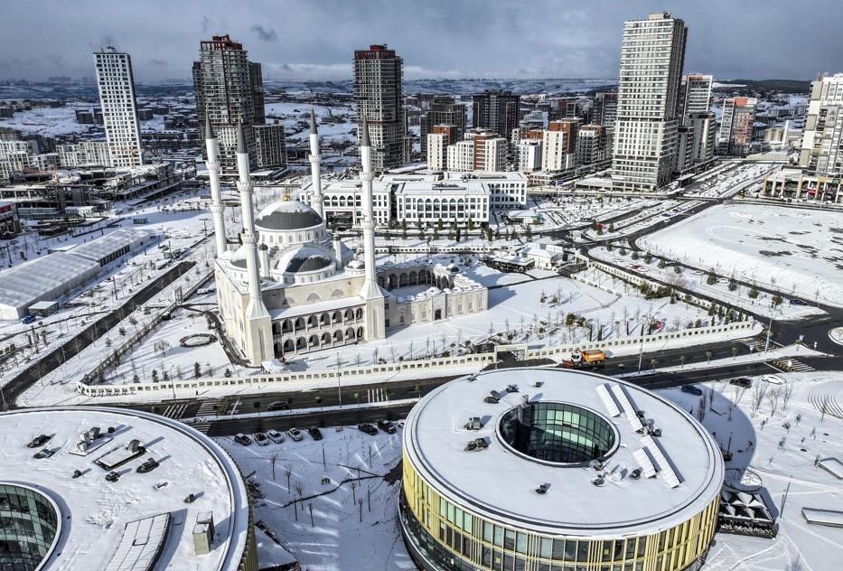 İstanbul beyeza büründü