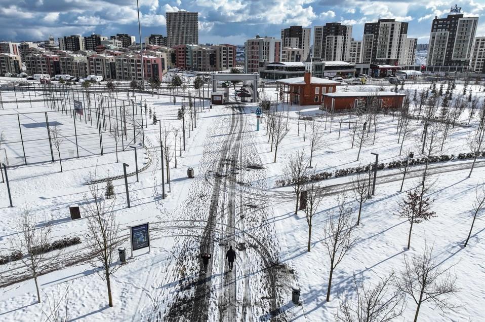 İstanbul beyeza büründü