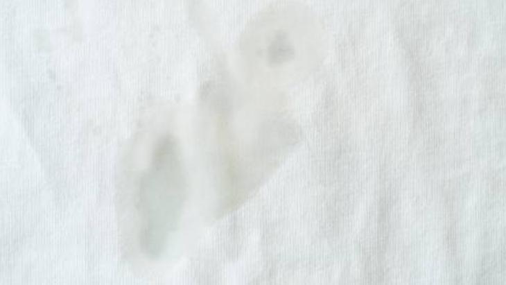 YÖNTEM 3: ÇAMAŞIRLARI BEYAZ SİRKE İLE TEMİZLEYİN