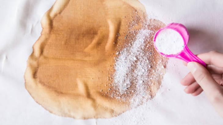 Lekeyi daha da yayıyor Deterjan ve suyun çıkmayan izi için kesin çözüm