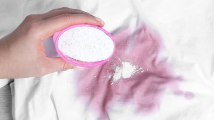 YÖNTEM 5: ÇAMAŞIRLARI BULAŞIK DETERJANI İLE TEMİZLEYİN