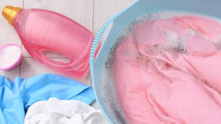 ÇAMAŞIRLARI DETERJAN LEKESİ OLMAKTAN NASIL KORURSUNUZ