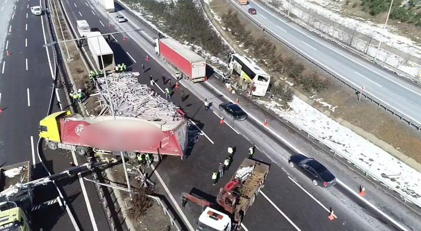 Kuzey Marmara Otoyolu'nda feci kaza! Yolcu otobüsüne TIR çarptı