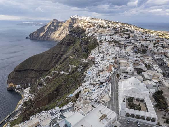 Egede deprem kabusu sürerken, Santorini hayalet adaya döndü