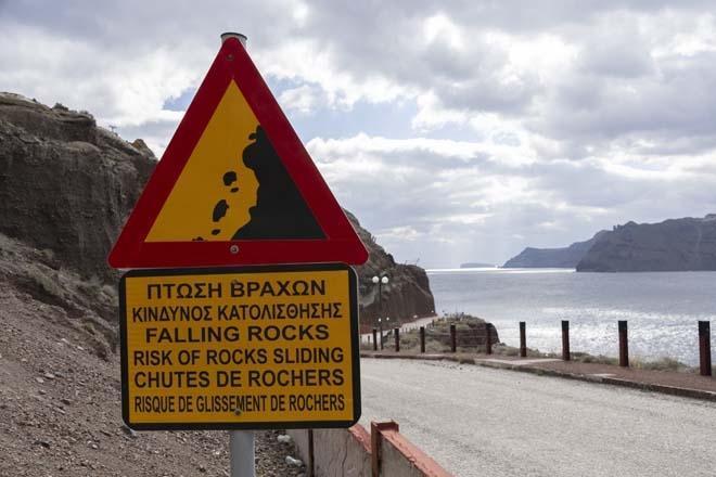 Egede deprem kabusu sürerken, Santorini hayalet adaya döndü