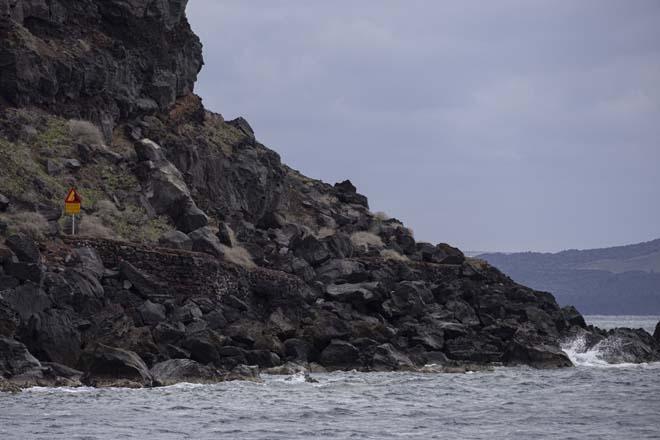 Egede deprem kabusu sürerken, Santorini hayalet adaya döndü