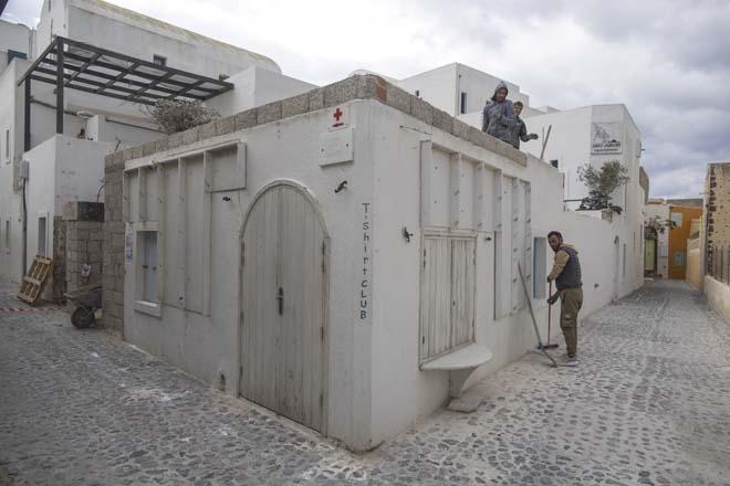 Egede deprem kabusu sürerken, Santorini hayalet adaya döndü