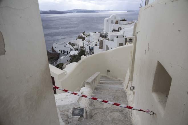 Egede deprem kabusu sürerken, Santorini hayalet adaya döndü