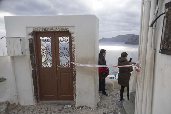 Egede deprem kabusu sürerken, Santorini hayalet adaya döndü