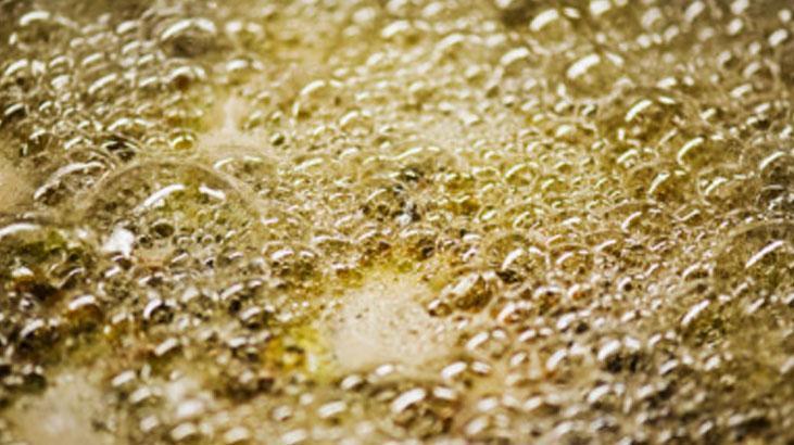 Kızartma yağındaki artıkları mıknatıs gibi çekiyor Tek damlası israf olmayacak