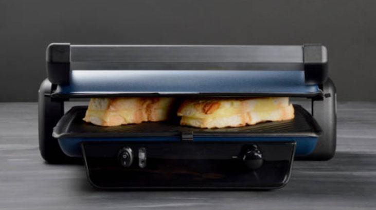 Tek başına tost makinesini bal dök yala yapıyor 5 dakikada iş bitiren kağıt havlu