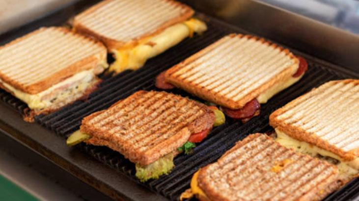 Tek başına tost makinesini bal dök yala yapıyor 5 dakikada iş bitiren kağıt havlu