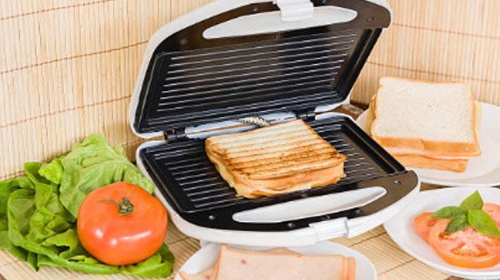 Tek başına tost makinesini bal dök yala yapıyor 5 dakikada iş bitiren kağıt havlu