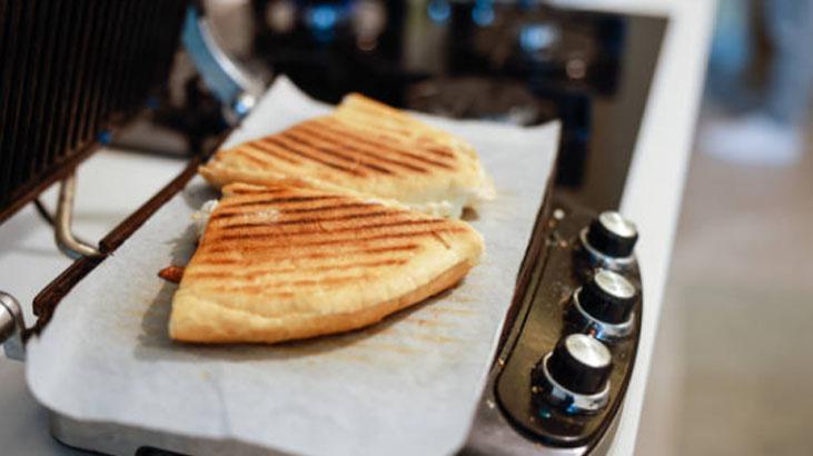 Tek başına tost makinesini bal dök yala yapıyor 5 dakikada iş bitiren kağıt havlu