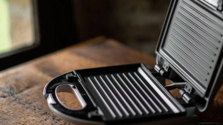 Tek başına tost makinesini bal dök yala yapıyor 5 dakikada iş bitiren kağıt havlu