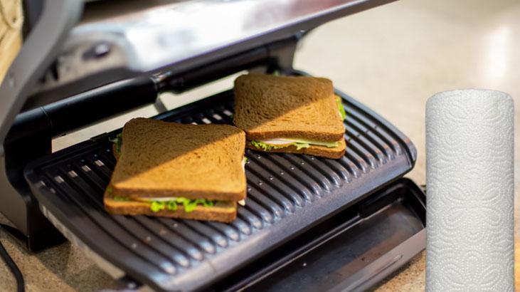 Tek başına tost makinesini bal dök yala yapıyor 5 dakikada iş bitiren kağıt havlu