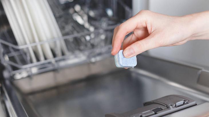 İçine atılırsa tasarruf bitiyor Bulaşıkları makineden tertemiz çıkaran tablet tüyosu