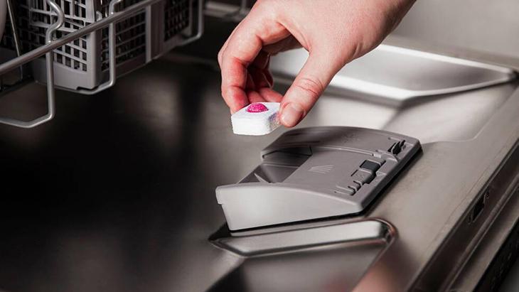 İçine atılırsa tasarruf bitiyor Bulaşıkları makineden tertemiz çıkaran tablet tüyosu