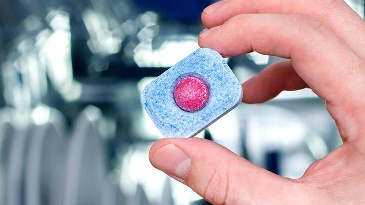 İçine atılırsa tasarruf bitiyor Bulaşıkları makineden tertemiz çıkaran tablet tüyosu