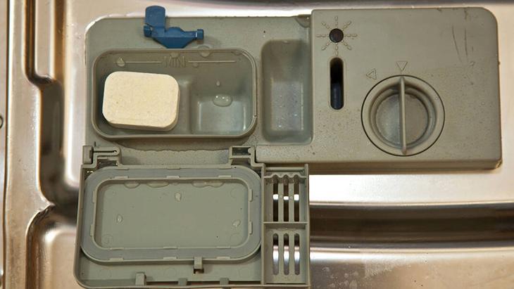 İçine atılırsa tasarruf bitiyor Bulaşıkları makineden tertemiz çıkaran tablet tüyosu