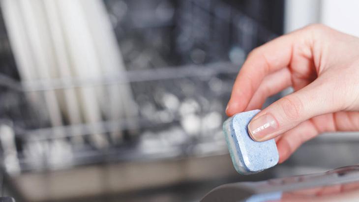 İçine atılırsa tasarruf bitiyor Bulaşıkları makineden tertemiz çıkaran tablet tüyosu
