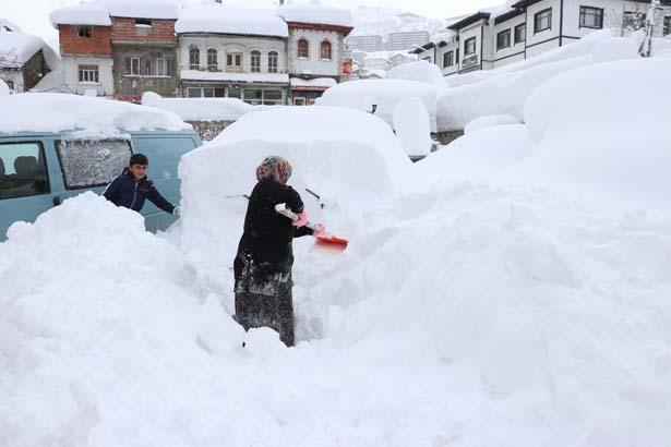 Le quartier englouti par la neige La pluie a cessé, les gens tentent de revenir à la vie normale : nous vivons cela chaque année