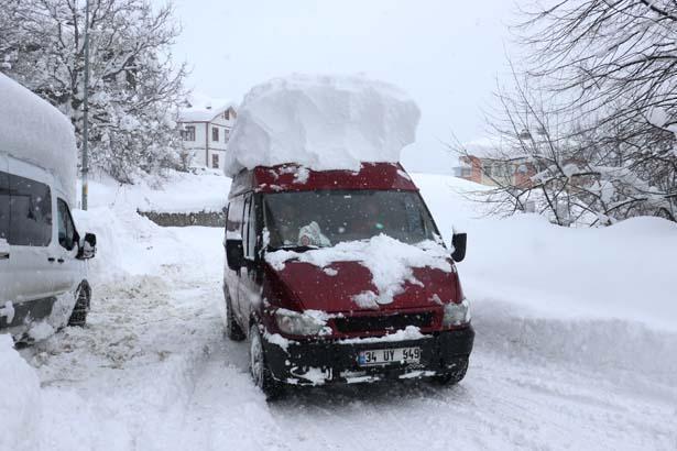 Le quartier englouti par la neige La pluie a cessé, les gens tentent de revenir à la vie normale : nous vivons cela chaque année