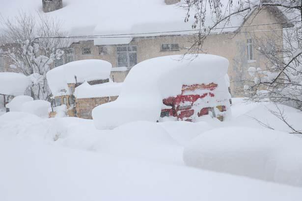 Le quartier englouti par la neige La pluie a cessé, les gens tentent de revenir à la vie normale : nous vivons cela chaque année