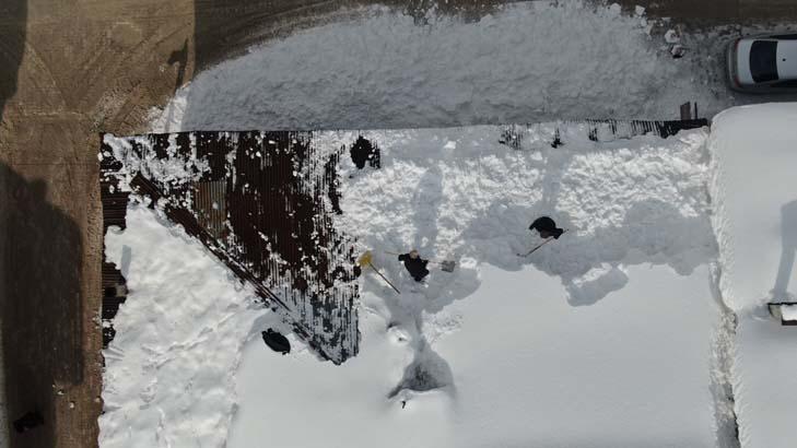 Le quartier englouti par la neige La pluie a cessé, les gens tentent de revenir à la vie normale : nous vivons cela chaque année