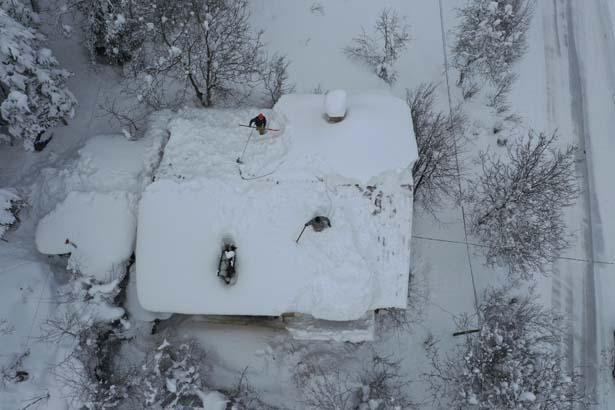 Le quartier englouti par la neige La pluie a cessé, les gens tentent de revenir à la vie normale : nous vivons cela chaque année