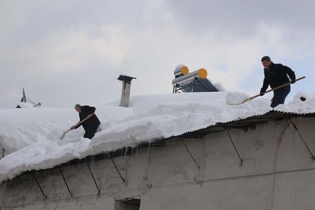 Le quartier englouti par la neige La pluie a cessé, les gens tentent de revenir à la vie normale : nous vivons cela chaque année