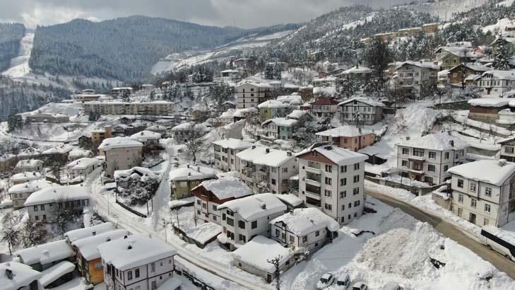 Le quartier englouti par la neige La pluie a cessé, les gens tentent de revenir à la vie normale : nous vivons cela chaque année