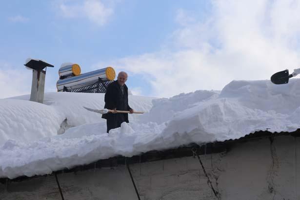 Le quartier englouti par la neige La pluie a cessé, les gens tentent de revenir à la vie normale : nous vivons cela chaque année