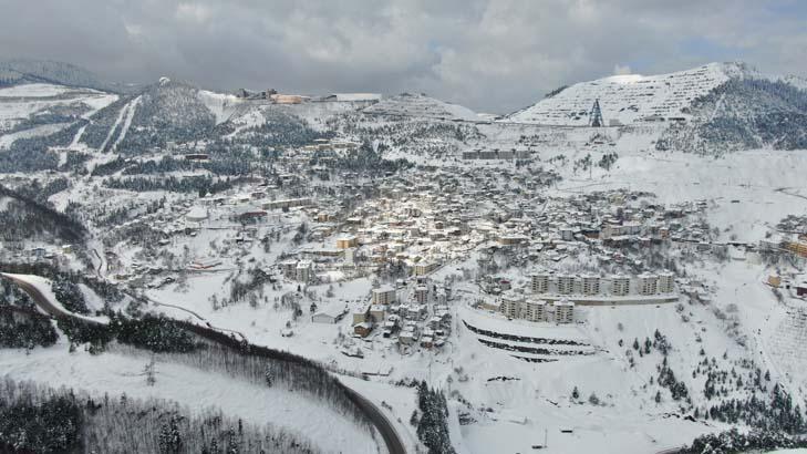 Le quartier englouti par la neige La pluie a cessé, les gens tentent de revenir à la vie normale : nous vivons cela chaque année