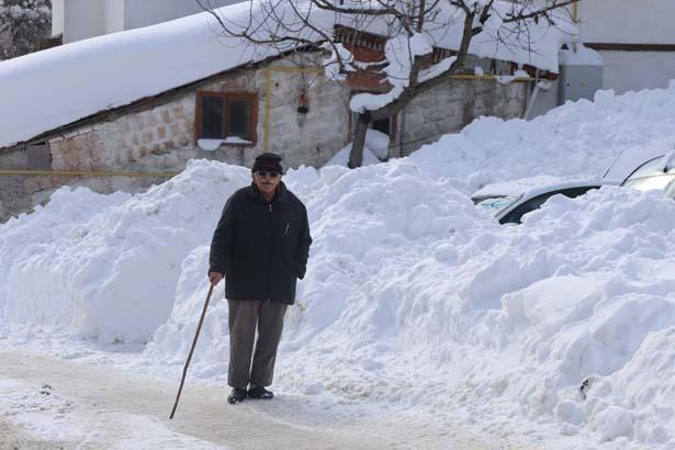 Le quartier englouti par la neige La pluie a cessé, les gens tentent de revenir à la vie normale : nous vivons cela chaque année