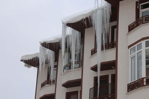 Le quartier englouti par la neige La pluie a cessé, les gens tentent de revenir à la vie normale : nous vivons cela chaque année