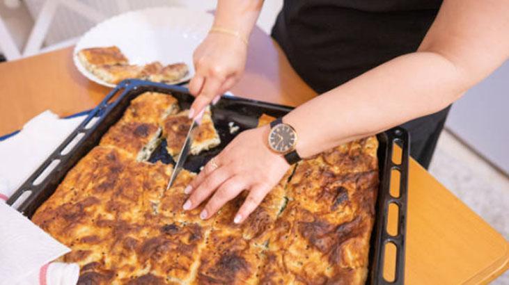 Tabakta dağılmayan su böreği hüner ister Hazırını unutturacak, iyice harmanlayın