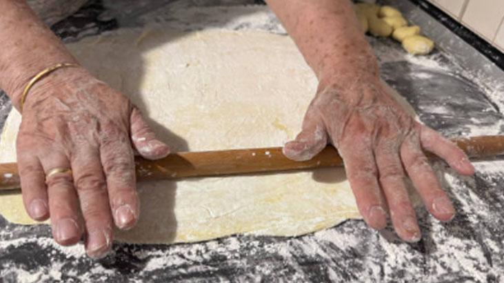 Tabakta dağılmayan su böreği hüner ister Hazırını unutturacak, iyice harmanlayın