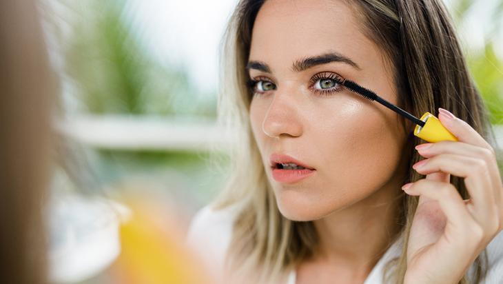 Makyajınız gün boyu dipdiri dursun Azıcık sürünce porselen gibi yapıyor