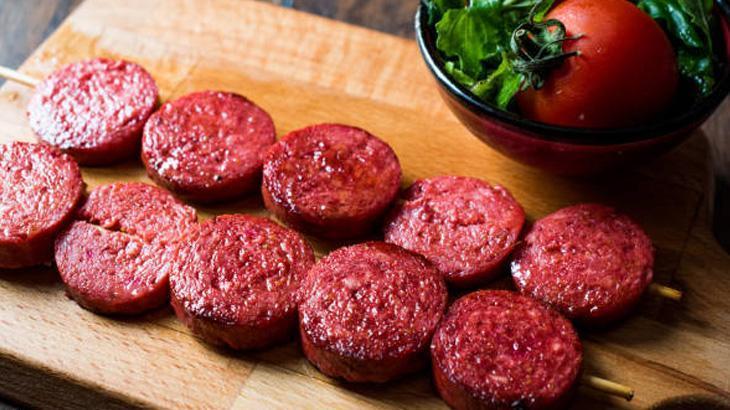 Kuruyan sucuk kızartmasına son Yağ yerine 1 çay bardağı ekleyip kızartın