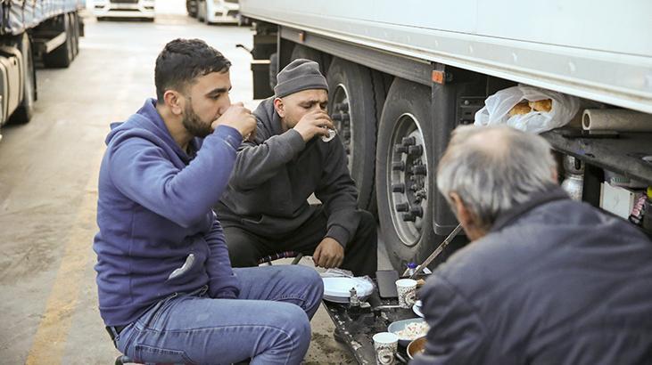 Ailelerinden yüzlerce kilometre uzakta iftarlarını açtılar İşte o kareler Ailelerinden yüzlerce kilometre uzakta iftarlarını açtılar İşte o kareler
