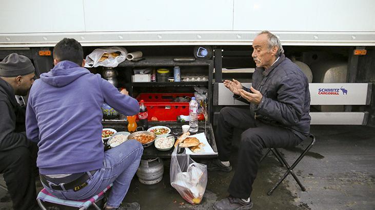 Ailelerinden yüzlerce kilometre uzakta iftarlarını açtılar İşte o kareler Ailelerinden yüzlerce kilometre uzakta iftarlarını açtılar İşte o kareler