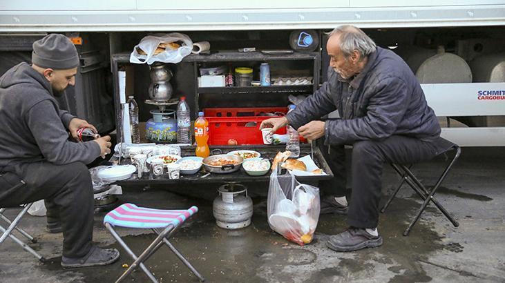 Ailelerinden yüzlerce kilometre uzakta iftarlarını açtılar İşte o kareler Ailelerinden yüzlerce kilometre uzakta iftarlarını açtılar İşte o kareler