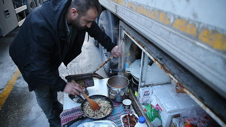 Ailelerinden yüzlerce kilometre uzakta iftarlarını açtılar İşte o kareler Ailelerinden yüzlerce kilometre uzakta iftarlarını açtılar İşte o kareler