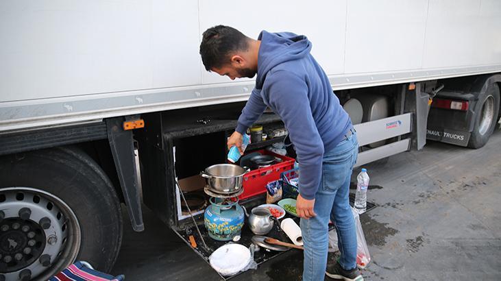 Ailelerinden yüzlerce kilometre uzakta iftarlarını açtılar İşte o kareler Ailelerinden yüzlerce kilometre uzakta iftarlarını açtılar İşte o kareler