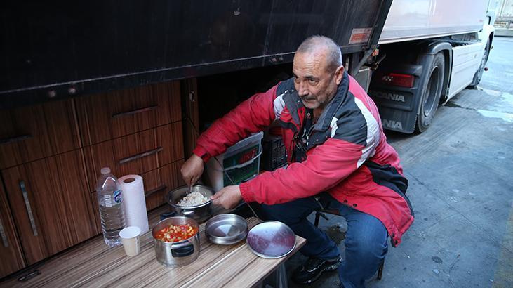Ailelerinden yüzlerce kilometre uzakta iftarlarını açtılar İşte o kareler Ailelerinden yüzlerce kilometre uzakta iftarlarını açtılar İşte o kareler