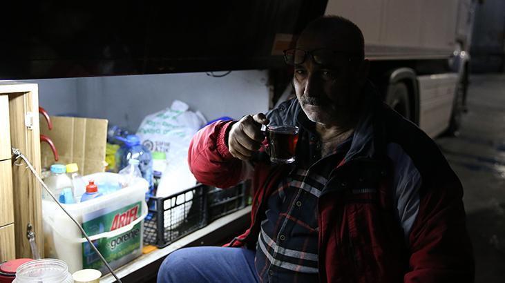 Ailelerinden yüzlerce kilometre uzakta iftarlarını açtılar İşte o kareler Ailelerinden yüzlerce kilometre uzakta iftarlarını açtılar İşte o kareler
