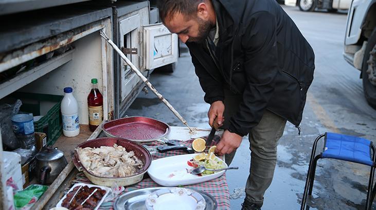 Ailelerinden yüzlerce kilometre uzakta iftarlarını açtılar İşte o kareler Ailelerinden yüzlerce kilometre uzakta iftarlarını açtılar İşte o kareler