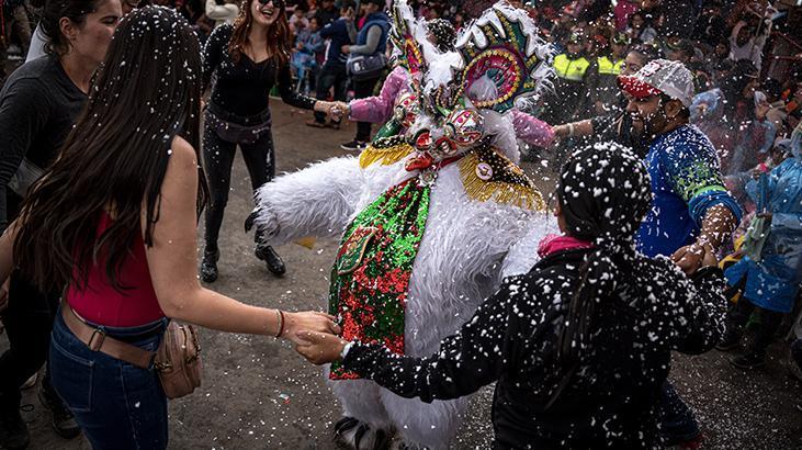 Bolivyadaki Oruro Karnavalı renkli görüntülere sahne oldu