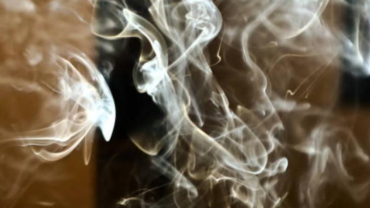 Duvara yapışan sigara kokusunu söküp atıyor 3 malzeme yeter: Karıştırıp bırakın